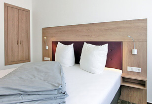 Hotelzimmer Doppelbett